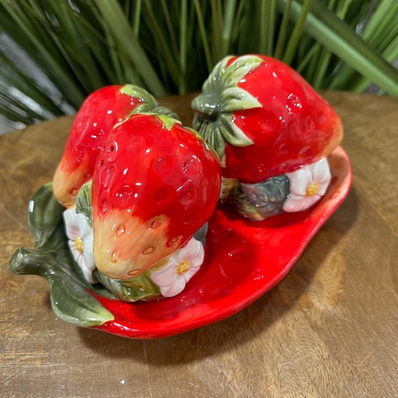 Strawberry 🍓 Red Ceramic Salt and Pepper Shakers with Strawberry Plate NWT - Picture 2 of 5